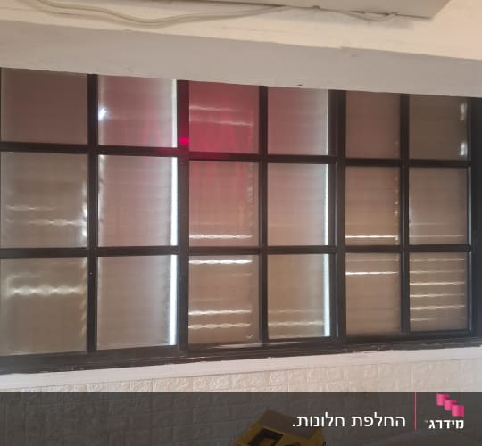 החלפת זכוכית בחלון מעוצב בעל מספר זגוגיות